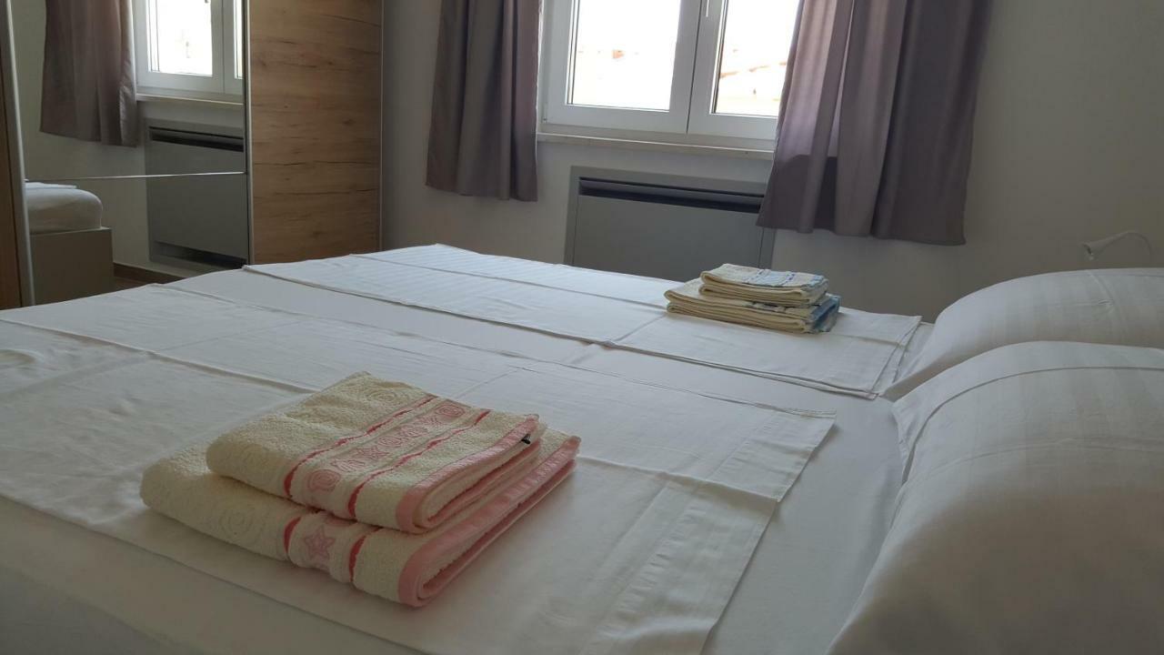 Apartmani Krajinovic Krk Town Eksteriør bilde